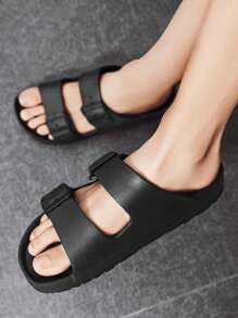 Męskie, oddychające, jednokolorowe, wsuwane sandały z płaskim paskiem, w dużych rozmiarach, idealne na letnie okazje, do uprawiania sportu na świeżym powietrzu, na wakacje, na podróż, jako prezent na ukończenie szkoły, jako dodatek do sukienki urodzinowej, jako klapki pod prysznic