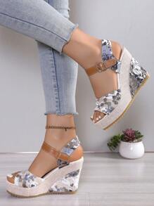 2024 Neue Europäische Damen Plateau Keilsandalen, vielseitig tragbare Outdoor-Riemen-Schnallen-Slides, sexy Modell Bühnen Farbblock Blumen Strand Lässig Pantoffeln, bequeme Offene Zehenschuhe, grün bedruckter erhöhter Schmal-Schuhwerk - Violett - Übersicht 4