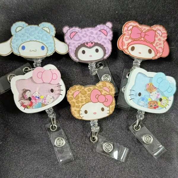 Sanrio 1 pezzo Porta badge a rullo retrattile in acrilico con personaggi di Hello Kitty e amici, adatto per medici, infermieri, insegnanti - Accessorio per auto, zaini, con effetto glitter