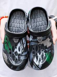 Nuevas zapatillas huecas para hombres, zapatos de interior de suela blanda antideslizantes, calzado casual tipo slip-on para la playa