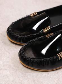 秋冬新款轻便一脚蹬休闲平底女鞋，百搭通勤日常穿着，透气真皮拼布手工蕾丝边圆头金属扣乐福鞋，黑色亮面皮革，加大码，春夏，女士运动鞋 - 黑色 - 查看 5