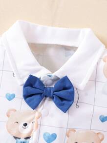 H HIBOBI Bộ 2 món cho bé trai mùa hè: Áo liền quần cổ bẻ kiểu quý ông + Quần yếm màu xanh nhạt, họa tiết gấu kẻ caro trắng xám nhạt, nơ xanh cài khuy. - Màu xanh lam - Xem 7