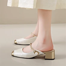 Bellezza assoluta di piccole pantofole con tacco alto Baotou in stile profumo, da donna, estive, da indossare fuori, in stile country, nuove pantofole cinesi con gonna a perle ruvide