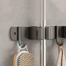 Szary wielofunkcyjny ścienny organizer na mopy i miotły, dostępny w wielu rozmiarach, z elastycznymi klipsami i haczykami, konstrukcja bez wiercenia, odpowiedni do pralni, łazienki, balkonu i kuchni