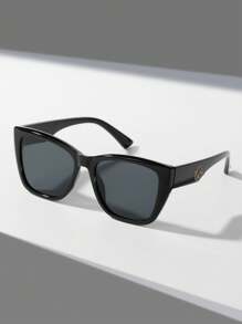 1 件猫眼时尚眼镜，腿部拼布镶嵌设计，送给朋友的绝佳礼物