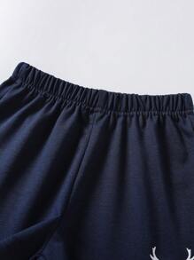 Set de 2 piezas compuesto por camiseta con cuello polo de manga corta con combinación de colores y pantalón corto informal tipo deporte para niño, estampado de ciervos, para verano