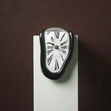 Une horloge vintage de style nordique torsadée, une horloge décorative de coin de table, une horloge murale rétro aux chiffres romains, une décoration d'horloge simple et avancée, une horloge aux chiffres romains pour le salon et le bureau, une décoration rétro douce, une horloge murale silencieuse explosive pour la décoration de la maison, une horloge pliante en cadeau pour l'anniversaire, la remise des diplômes et la décoration de la chambre, une horloge numérique avec alarme