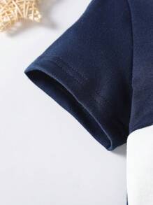 Set de 2 piezas compuesto por camiseta con cuello polo de manga corta con combinación de colores y pantalón corto informal tipo deporte para niño, estampado de ciervos, para verano