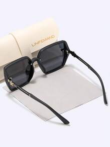 LINFEMAND Classic Square Frame Fashion Couple Fashion Glasses, Unique Hollow Floral Design, Suitable For Beach, Party, Travel, Summer Beach Vacation, Outdoor Activities And More Occasions, Elegant Temple Decoration, Oversized Square Frame - Multicolor - View 6