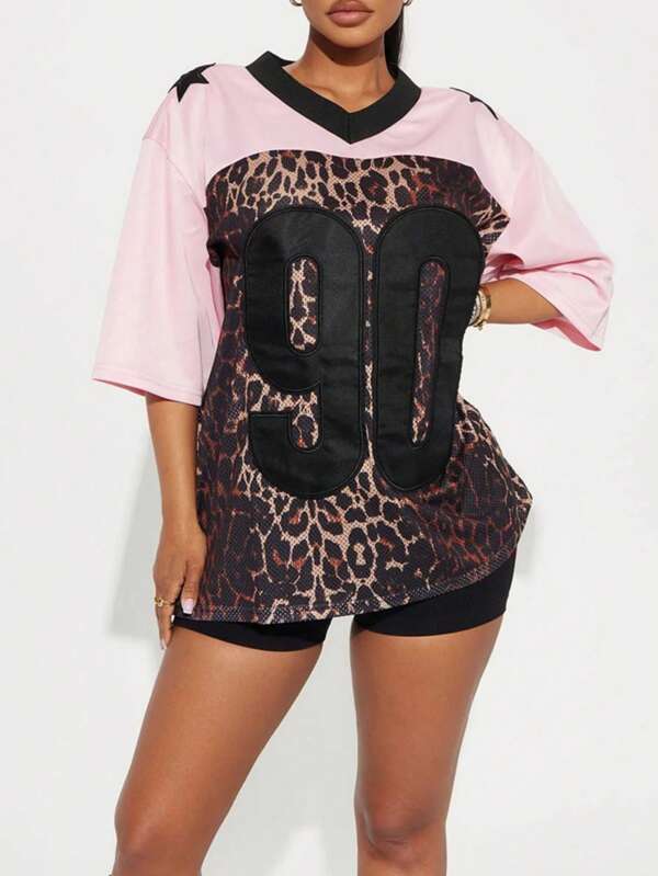 Camiseta informal de manga corta con escote en V, estampado de parches de bloque de color y leopardo, para mujer