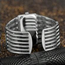 Reloj de pulsera de mujer de cuarzo con diseño hueco y brazalete de moda