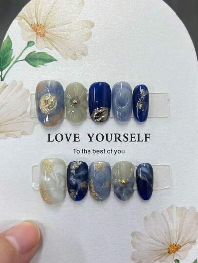 10片手工椭圆形假指甲贴纸，蓝金相间，饰以3D立体花卉图案，轻奢高端，冬季百搭Y2K风格——“爱自己”励志设计，纯手工制作，适合女孩和女士，可重复使用，适用于婚礼、派对、节日和其他场合的美甲。