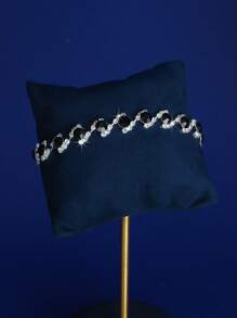 Bộ trang sức kim cương đen 4 món sang trọng này bao gồm một dây chuyền, một đôi bông tai và một vòng tay, hoàn hảo cho phụ nữ đeo trong các sự kiện buổi tối, đám cưới, tiệc tùng và nhiều dịp khác. - màu đen - Xem 4