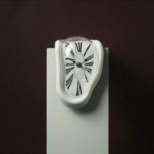 Une horloge vintage de style nordique torsadée, une horloge décorative de coin de table, une horloge murale rétro aux chiffres romains, une décoration d'horloge simple et avancée, une horloge aux chiffres romains pour le salon et le bureau, une décoration rétro douce, une horloge murale silencieuse explosive pour la décoration de la maison, une horloge pliante en cadeau pour l'anniversaire, la remise des diplômes et la décoration de la chambre, une horloge numérique avec alarme