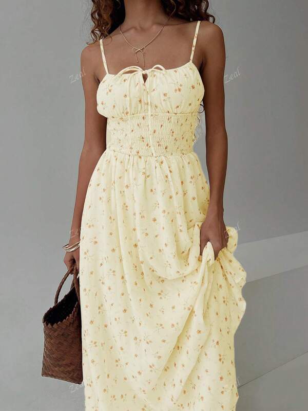 Vestido midi amarelo manteiga com alças finas e cintura franzida, estampa floral, estilo boho chique, para looks de férias e verão