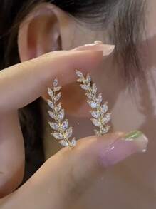 1 Pair Elegant Leaf Design Earrings With Intricate Details, Minimalist Yet Unique Style, Suitable For Women For Daily Wear And Parties