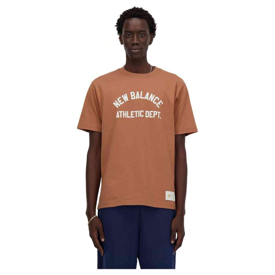 New Balance T-Shirt Met Korte Mouwen Sportswear's Greatest Hits voor Man in kleur Marron ✅ Levering binnen 3-5 dagen