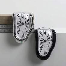 Une horloge vintage de style nordique torsadée, une horloge décorative de coin de table, une horloge murale rétro aux chiffres romains, une décoration d'horloge simple et avancée, une horloge aux chiffres romains pour le salon et le bureau, une décoration rétro douce, une horloge murale silencieuse explosive pour la décoration de la maison, une horloge pliante en cadeau pour l'anniversaire, la remise des diplômes et la décoration de la chambre, une horloge numérique avec alarme