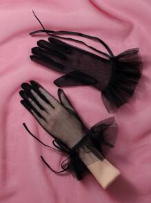 一双透明网状腕长手套，适合作为新娘婚礼或女性舞蹈的配饰