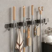 Szary wielofunkcyjny ścienny organizer na mopy i miotły, dostępny w wielu rozmiarach, z elastycznymi klipsami i haczykami, konstrukcja bez wiercenia, odpowiedni do pralni, łazienki, balkonu i kuchni