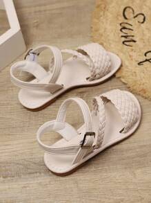 1 par de sandalias planas para niñas y niños pequeños de talla grande en color marfil. Sandalias tipo Romano con diseño de trenzado de PU de unicolor, correa ajustable con hebilla, puntera redonda y abierta, aptas para uso casual, vacaciones, primavera/verano 2025, de 3 a 16 años de edad.