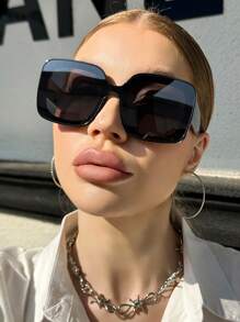 一副经典时尚太阳镜，适合日常佩戴、钓鱼、休闲、正式场合、运动、海滩、度假、旅行、街头、驾驶、高尔夫、户外活动、防晒、登山、派对等场合。 - 彩色 - 查看 6