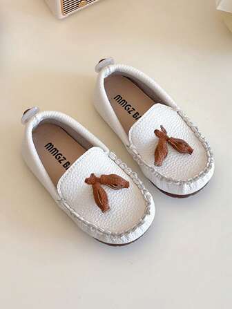 1 par de mocasines de uso casual con suela suave y resistente para niños, diseño con flecos de moda, adecuados para niños y niñas de 3 a 6 años, para primavera/otoño