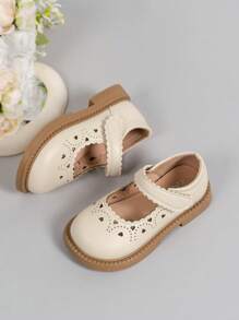 女童镂空心形公主休闲软皮鞋适合演出和各种聚会