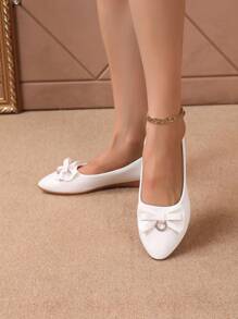 女士白色尖头平底鞋，带蝴蝶结和水钻装饰，百搭、优雅、甜美风格，适合日常通勤、购物、约会甚至小型婚礼
