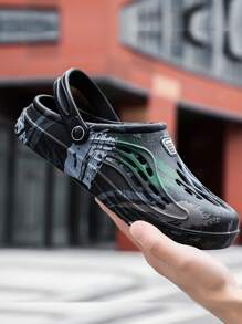 Nuevas zapatillas huecas para hombres, zapatos de interior de suela blanda antideslizantes, calzado casual tipo slip-on para la playa