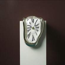 Une horloge vintage de style nordique torsadée, une horloge décorative de coin de table, une horloge murale rétro aux chiffres romains, une décoration d'horloge simple et avancée, une horloge aux chiffres romains pour le salon et le bureau, une décoration rétro douce, une horloge murale silencieuse explosive pour la décoration de la maison, une horloge pliante en cadeau pour l'anniversaire, la remise des diplômes et la décoration de la chambre, une horloge numérique avec alarme