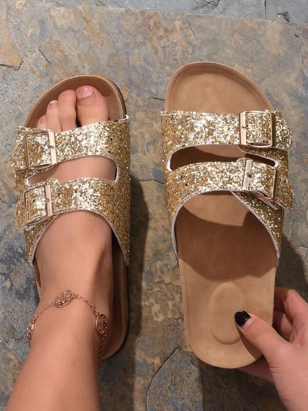 A Pair Of Fashionable And Comfortable Women's Sandals With Sequins And Buckles, Featuring A Soft Sole. The Sequin Design Adds A Sparkling Effect To The Shoes, Making You Stand Out In The Crowd.