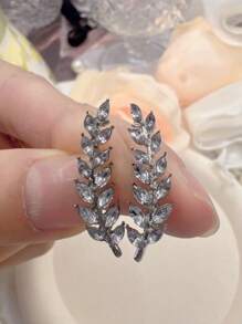 1 Pair Elegant Leaf Design Earrings With Intricate Details, Minimalist Yet Unique Style, Suitable For Women For Daily Wear And Parties