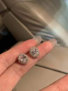 1 Pair Elegant Leaf Design Earrings With Intricate Details, Minimalist Yet Unique Style, Suitable For Women For Daily Wear And Parties