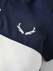 Set de 2 piezas compuesto por camiseta con cuello polo de manga corta con combinación de colores y pantalón corto informal tipo deporte para niño, estampado de ciervos, para verano