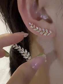 1 Pair Elegant Leaf Design Earrings With Intricate Details, Minimalist Yet Unique Style, Suitable For Women For Daily Wear And Parties