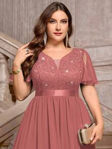 Große Größen Abendkleid mit tiefem V-Ausschnitt, Pailletten, Spitze, Rüschen, Mesh-Ärmeln und Chiffon-Kontrast