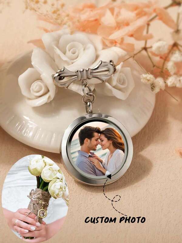 1 Accessorio pendente personalizzato con foto, fiocco e profumo, spilla da sposa in lega e cravatta, spilla ricordo di matrimonio, cornice in vetro e lega fermaglio per sciarpa maglione, decorazione da sposa