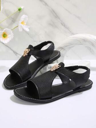 Dammode svarta sandaler med öppen tå med metalldekor i leopardhuvud, ihålig design, rem, platta sandaler i elegant semesterstil för sommaren