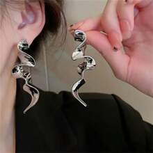 1 paar asymmetrische geometrische metalen oorbellen, en modieus