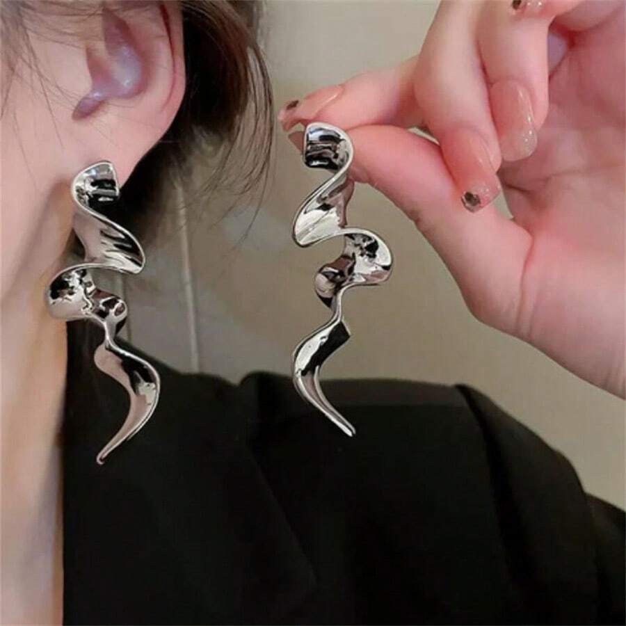 1 paar asymmetrische geometrische metalen oorbellen, en modieus