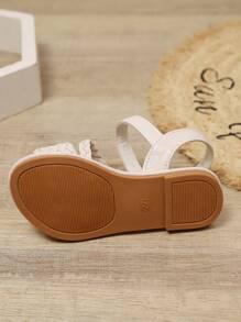 1 par de sandalias planas para niñas y niños pequeños de talla grande en color marfil. Sandalias tipo Romano con diseño de trenzado de PU de unicolor, correa ajustable con hebilla, puntera redonda y abierta, aptas para uso casual, vacaciones, primavera/verano 2025, de 3 a 16 años de edad.