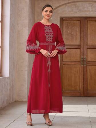 فستان موديل 2025 أنيق للنساء بتصميم عربي بزخارف حمراء فاخرة، محتشم