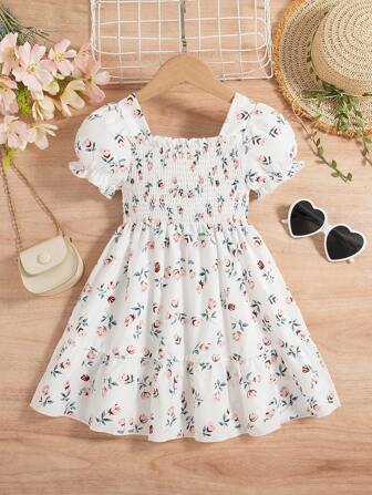 女孩休闲花卉印花褶皱灯笼袖及膝连衣裙，夏季时尚日常穿着