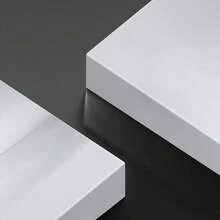Chaise minimaliste avec assise et dossier blancs. Pieds en métal fin. Grande peinture murale encadrée en bois, décoration d'intérieur, peinture à l'huile - Chambre, salle de bain, salon, bureau, cuisine, cadeaux de Noël - 1 pièce