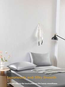 1 pièce Taie d'oreiller en satin satiné gris clair de qualité supérieure, sans remplissage. Doux, respirant et sans froissure. Meilleur pour les cheveux, la peau et le sommeil. Pour la literie de dortoir et l'école.