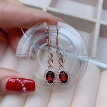 1 par de pendientes de plata chapada en oro con rubíes naturales, pendientes de botón, pendientes de moda elegantes de plata de ley 925, regalos de moda para parejas, con significado de paz, libertad, riqueza, buena suerte, felicidad familiar, adecuados para regalos familiares, regalos de Navidad y diversos regalos para fiestas, regalos de cristal (regalo aleatorio: cordón, caja de regalo)