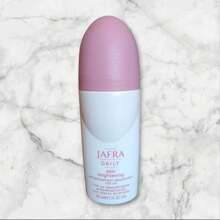 Desodorante Antitranspirante Roll On con Efecto Aclarante para Mujer de Jafra - Suave Fragancia Femenina que Protege Todo el Día - Fórmula Especial para Piel Delicada, Ideal para Uso Diario - 60 ml con Tapa Rosa - Desodorante en Roll-On con Aroma Ligero y Fresco - Controla el Sudor y el Mal Olor Hasta por 24 Horas - Ayuda a Aclarar Gradualmente las Axilas Oscuras - Perfecto para Mujeres Activas, Elegantes y que Buscan Cuidado Personal Completo - No Irrita, Secado Rápido y Agradable al Tacto - Ideal para Toda Edad: Adolescentes, Adultas y Mujeres Mayores - Refresca, Protege y Cuida tu Piel con la Confianza de la Marca Jafra - Lleva Siempre Contigo una Sensación de Limpieza y Frescura. - Rosa - Ver 1
