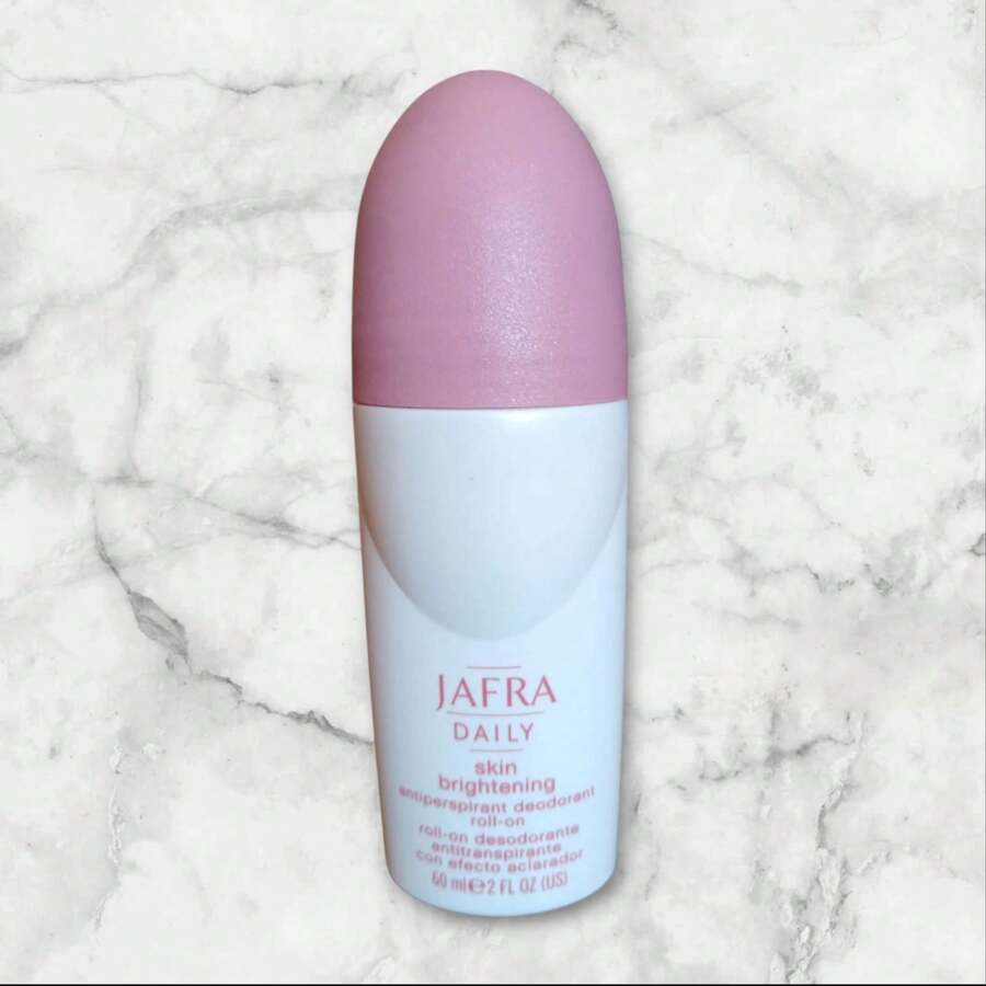 Desodorante Antitranspirante Roll On con Efecto Aclarante para Mujer de Jafra - Suave Fragancia Femenina que Protege Todo el Día - Fórmula Especial para Piel Delicada, Ideal para Uso Diario - 60 ml con Tapa Rosa - Desodorante en Roll-On con Aroma Ligero y Fresco - Controla el Sudor y el Mal Olor Hasta por 24 Horas - Ayuda a Aclarar Gradualmente las Axilas Oscuras - Perfecto para Mujeres Activas, Elegantes y que Buscan Cuidado Personal Completo - No Irrita, Secado Rápido y Agradable al Tacto - Ideal para Toda Edad: Adolescentes, Adultas y Mujeres Mayores - Refresca, Protege y Cuida tu Piel con la Confianza de la Marca Jafra - Lleva Siempre Contigo una Sensación de Limpieza y Frescura. - Rosa - Ver 1