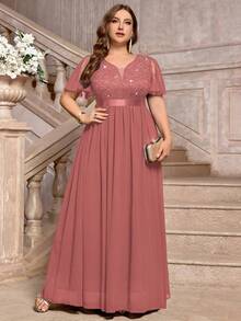 Große Größen Abendkleid mit tiefem V-Ausschnitt, Pailletten, Spitze, Rüschen, Mesh-Ärmeln und Chiffon-Kontrast